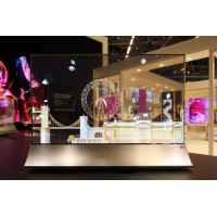 Прозорий OLED-дисплей LG 55EW5F (FullHD 55") у виставковому центрі