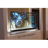 Прозорий OLED-дисплей LG 55EW5F (FullHD 55") у ювелірному магазині